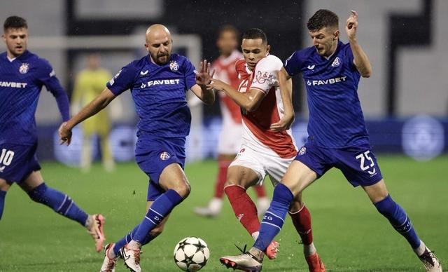 克罗地亚国脚受伤下场，队友全力保护的简单介绍