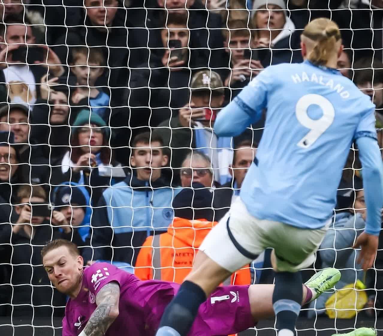 包含切尔西场边指挥情绪激动，利物浦队员怒摔水瓶的词条