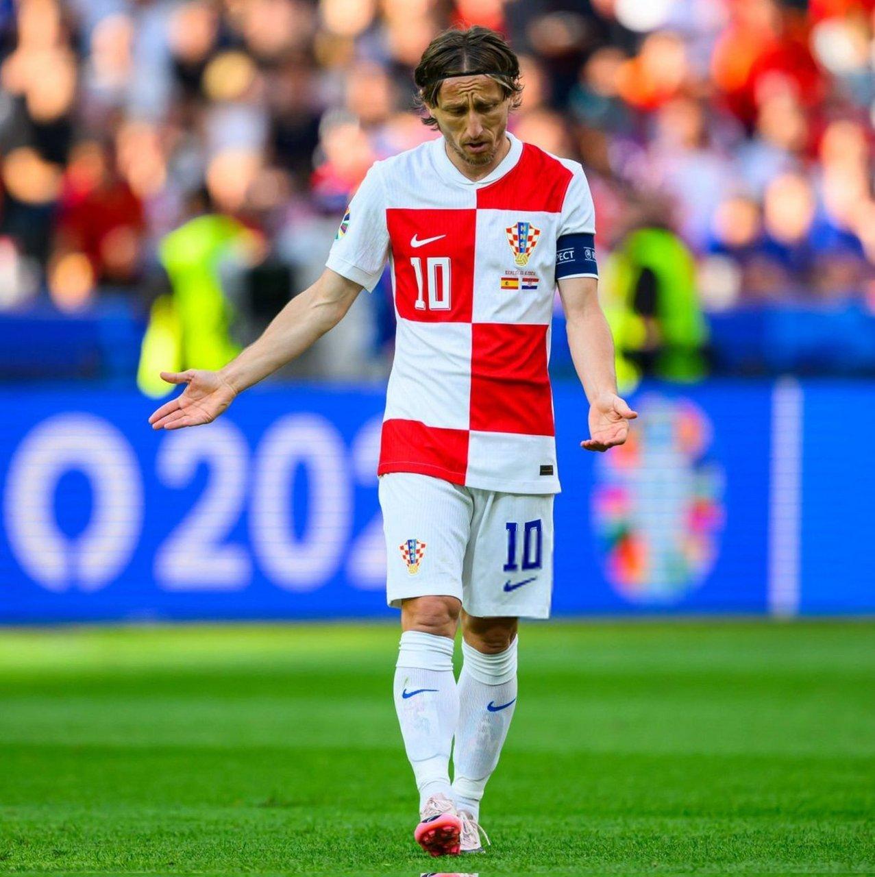 包含拜仁打破进球荒，莫德里奇球迷集体高唱助威的词条